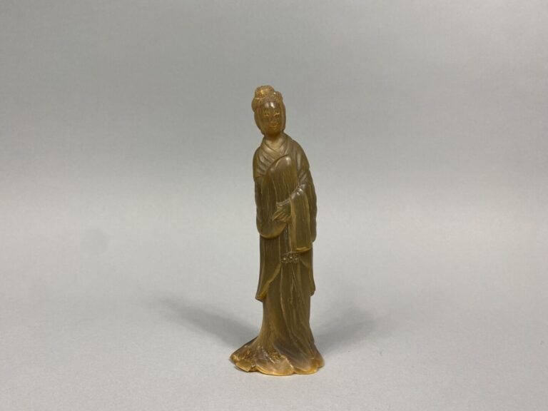 Chine - Sujet imitant la corne sculpté à l'effigie d'une guanyin debout - H : 1…