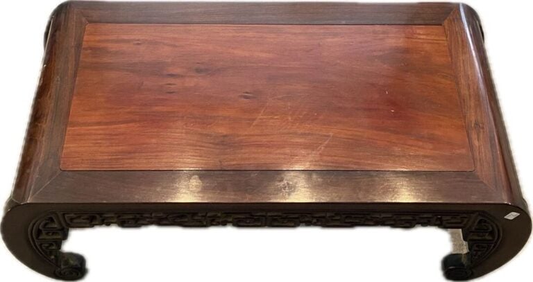 Chine - Table basse en bois de forme rectangulaire, la ceinture est ajourée de…