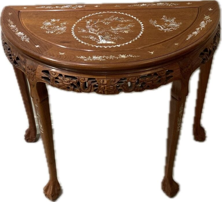 Chine - Table demi-lune en bois et incrustation de nacre à décor de phénix bran…