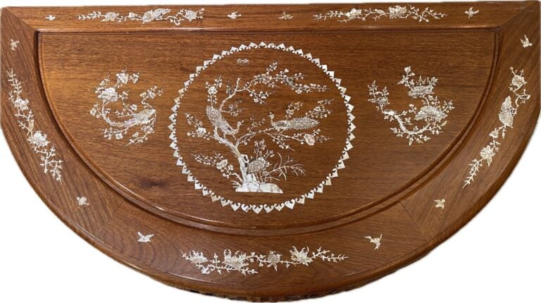 Chine - Table demi-lune en bois et incrustation de nacre à décor de phénix bran…