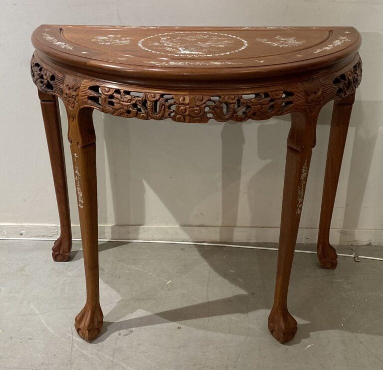 Chine - Table demi-lune en bois et incrustation de nacre à décor de phénix bran…