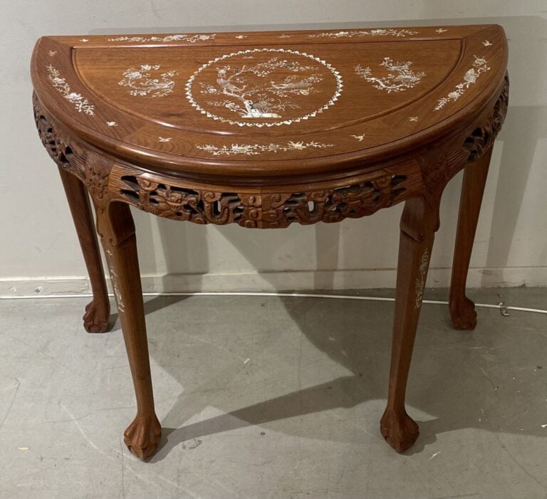 Chine - Table demi-lune en bois et incrustation de nacre à décor de phénix bran…
