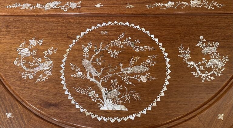 Chine - Table demi-lune en bois et incrustation de nacre à décor de phénix bran…