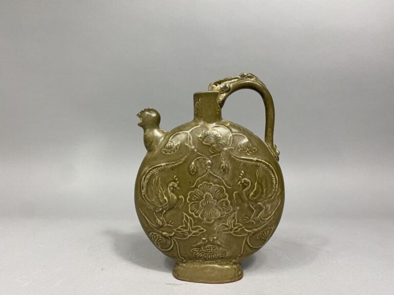 Chine ? - Théière à panse plate en terre cuite à glaçure verte olive à décor en…