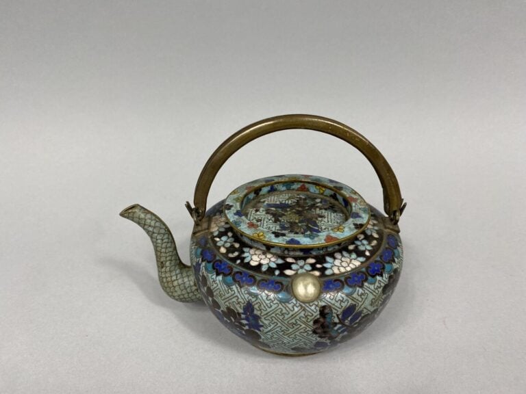 Chine - Théière en émaux à décor dans les tons bleus de branchages fleuris sur…