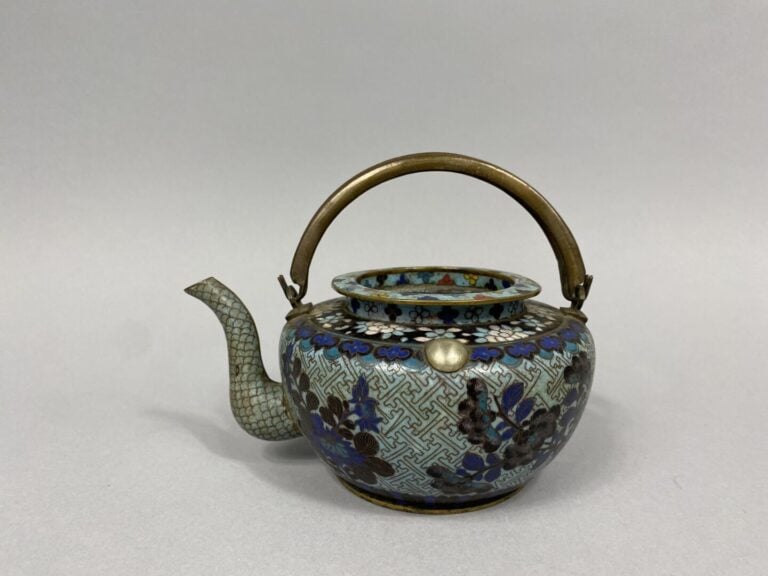 Chine - Théière en émaux à décor dans les tons bleus de branchages fleuris sur…