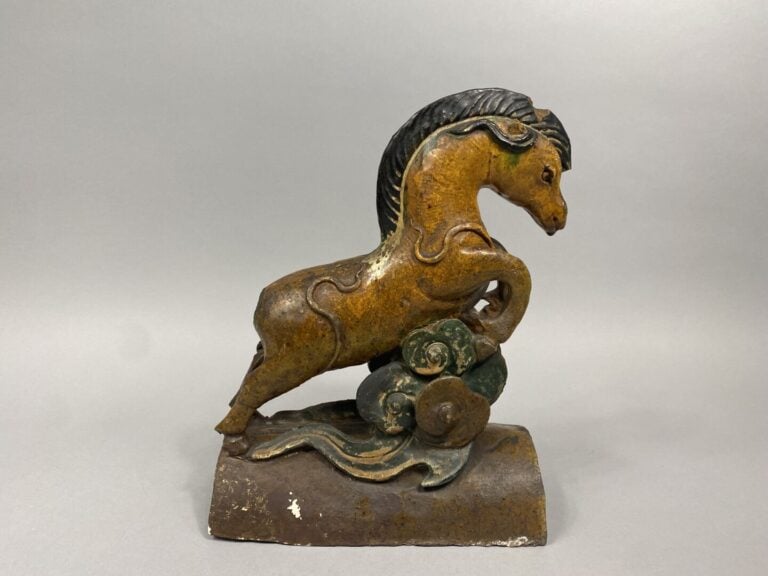 Chine - Tuile faitière, dans le style Ming, en terre cuite émaillée polychrome…
