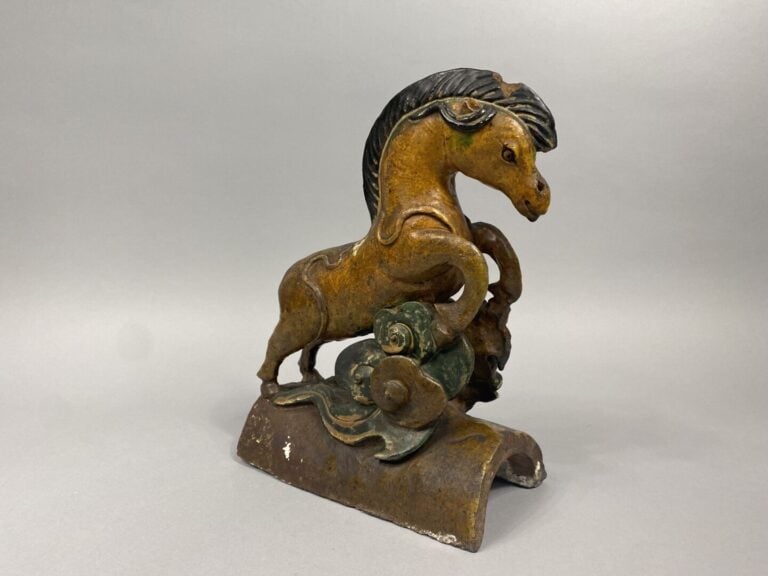 Chine - Tuile faitière, dans le style Ming, en terre cuite émaillée polychrome…