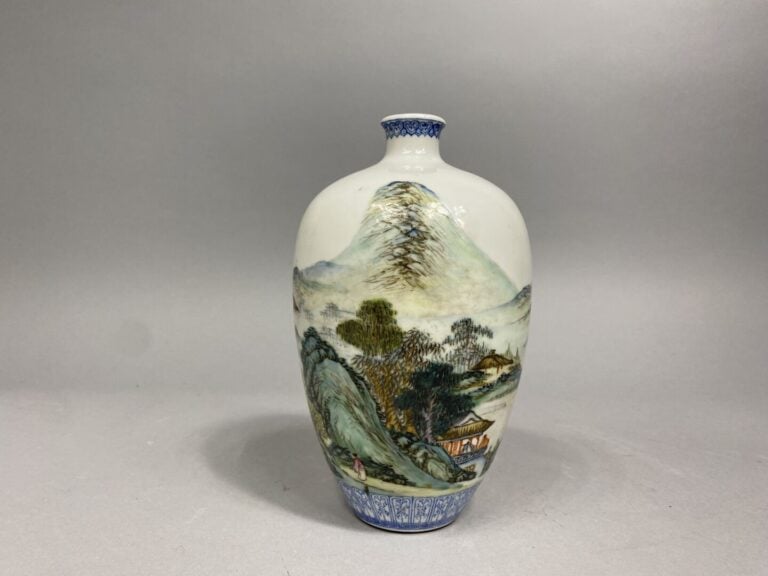 Chine - Vase à panse ovoïde et court col en céramique émaillée polychrome à déc…