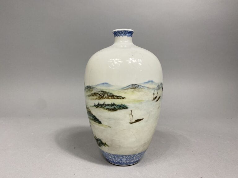 Chine - Vase à panse ovoïde et court col en céramique émaillée polychrome à déc…