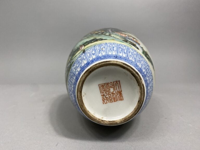 Chine - Vase à panse ovoïde et court col en céramique émaillée polychrome à déc…