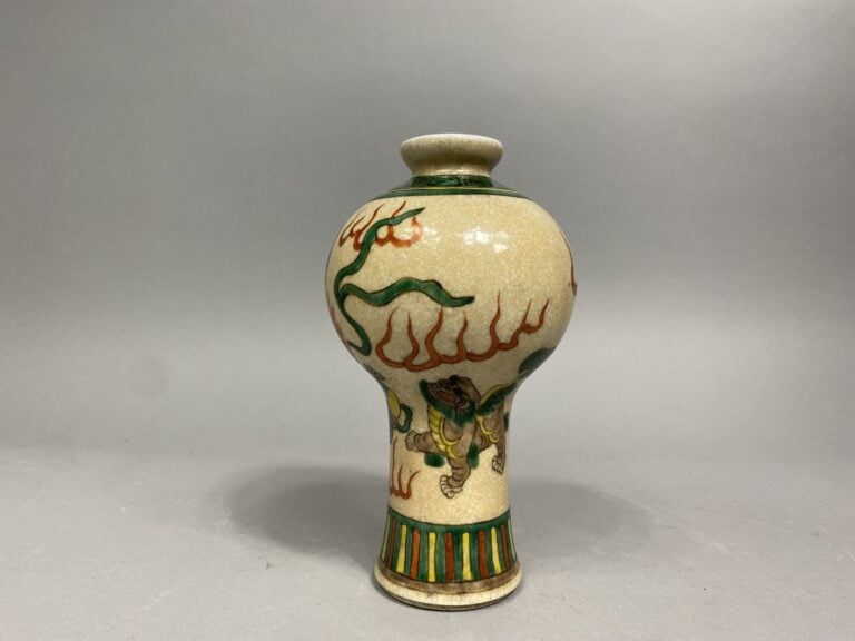 Chine - Vase balustre à court col en porcelaine craquelé à décor de lions boudd…