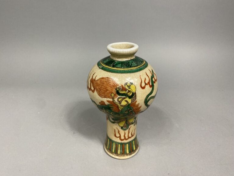 Chine - Vase balustre à court col en porcelaine craquelé à décor de lions boudd…