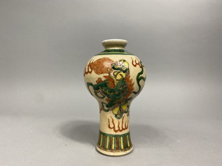 Chine - Vase balustre à court col en porcelaine craquelé à décor de lions boudd…