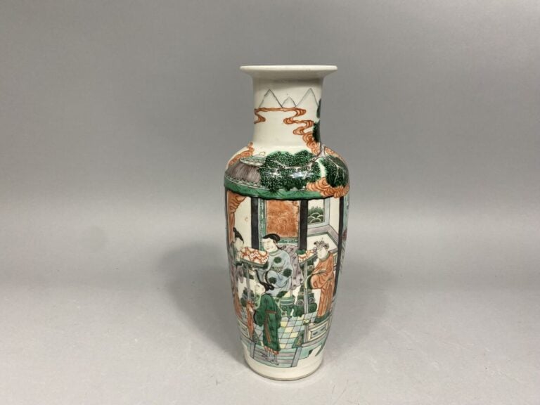 Chine - Vase balustre en céramique émaillée, dans le style de la famille verte,…