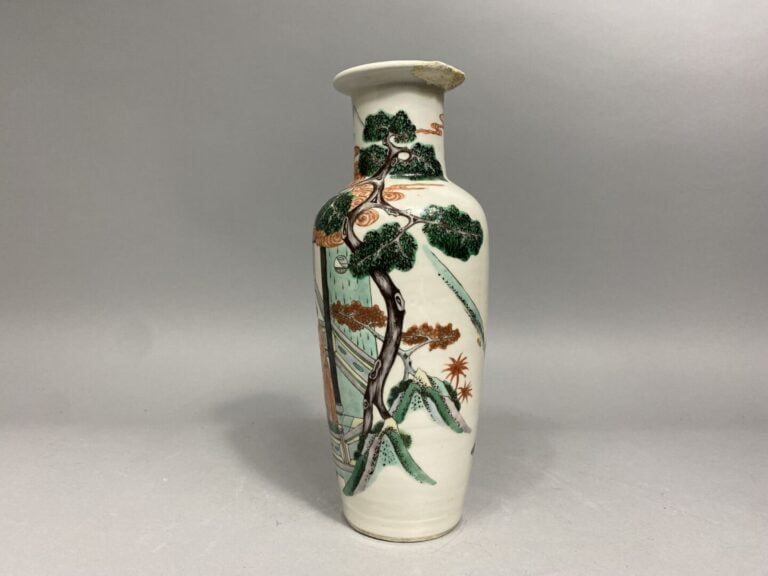 Chine - Vase balustre en céramique émaillée, dans le style de la famille verte,…