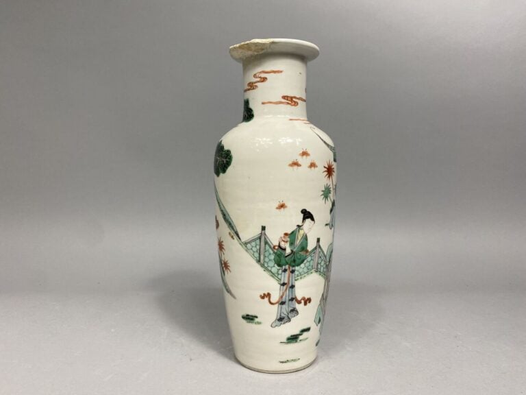 Chine - Vase balustre en céramique émaillée, dans le style de la famille verte,…