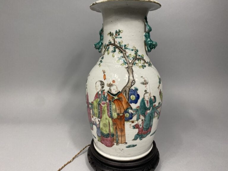 Chine - Vase balustre en céramique émaillée polychrome, dans le style de la fam…