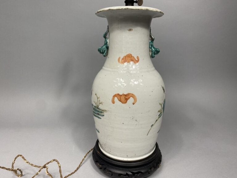 Chine - Vase balustre en céramique émaillée polychrome, dans le style de la fam…