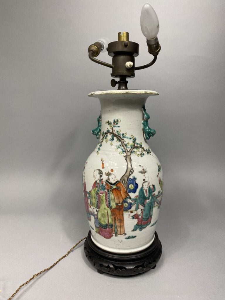 Chine - Vase balustre en céramique émaillée polychrome, dans le style de la fam…