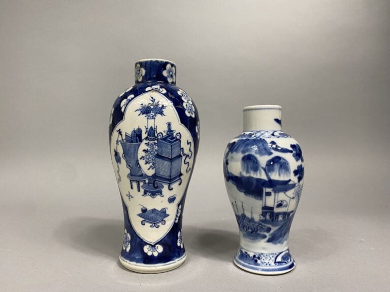 Chine - Vase balustre en porcelaine à décor bleu d'un maison sous un saule-pleu…