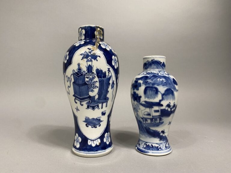 Chine - Vase balustre en porcelaine à décor bleu d'un maison sous un saule-pleu…