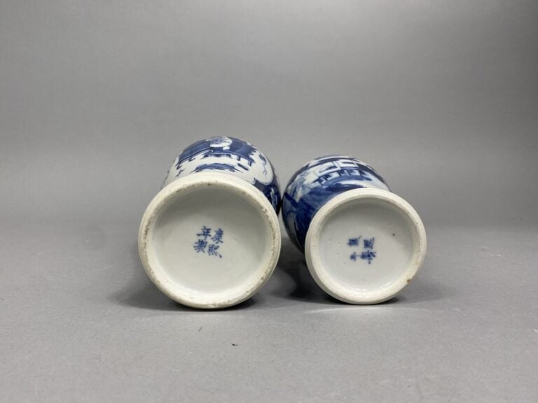 Chine - Vase balustre en porcelaine à décor bleu d'un maison sous un saule-pleu…
