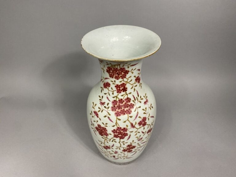 Chine - Vase balustre en porcelaine émaillée à décor de branchages de cerisiers…