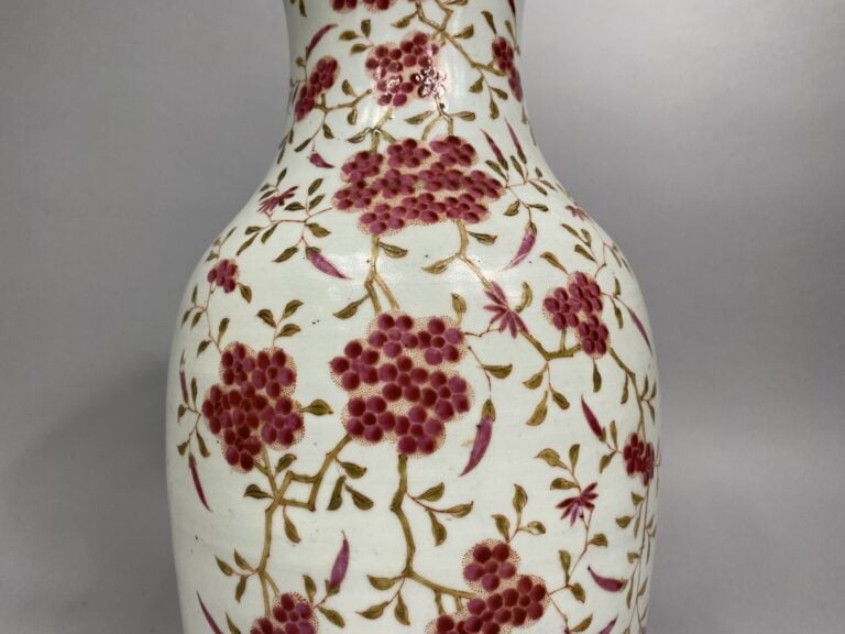 Chine - Vase balustre en porcelaine émaillée à décor de branchages de cerisiers…
