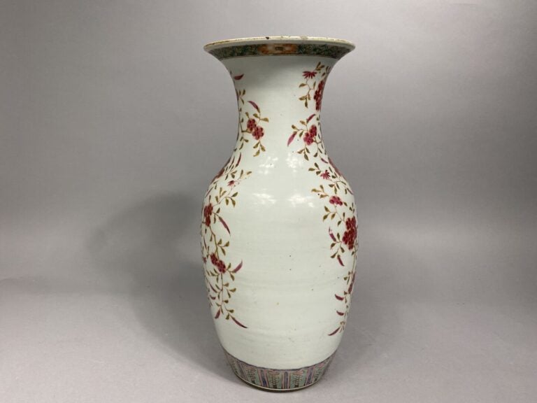 Chine - Vase balustre en porcelaine émaillée à décor de branchages de cerisiers…