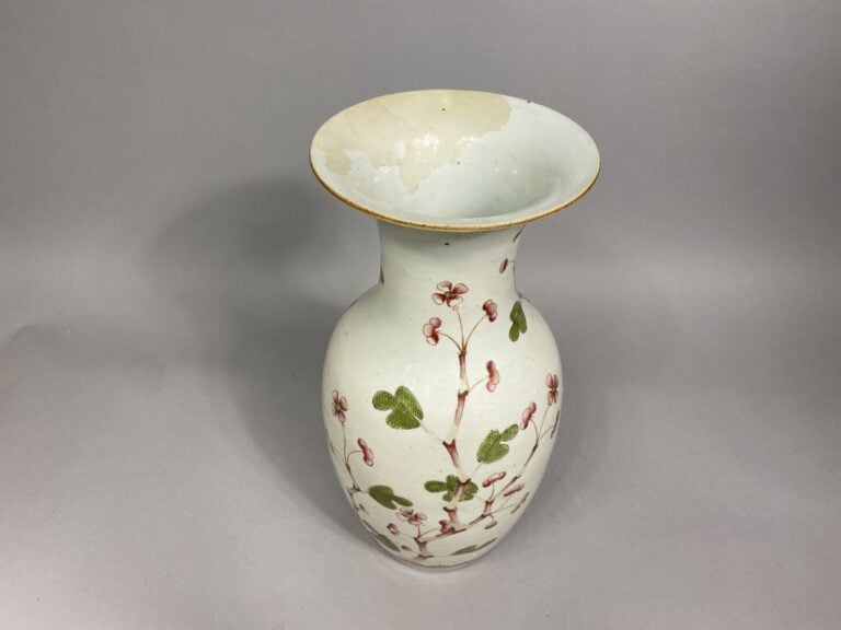 Chine - Vase balustre en porcelaine émaillée à décor de branchages, fleurs de c…