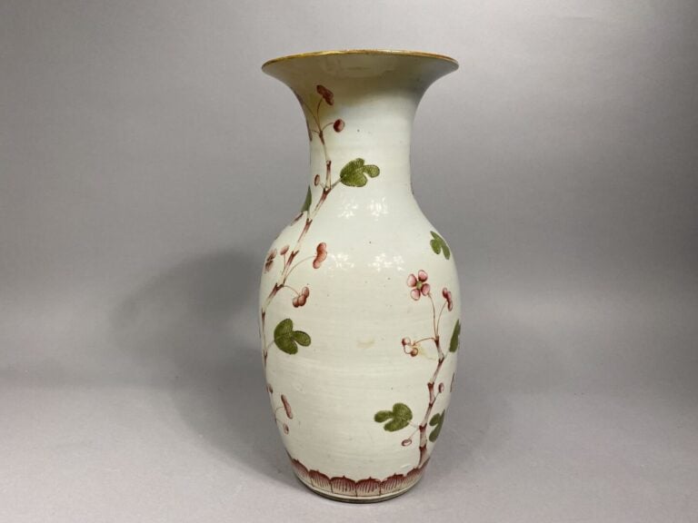 Chine - Vase balustre en porcelaine émaillée à décor de branchages, fleurs de c…