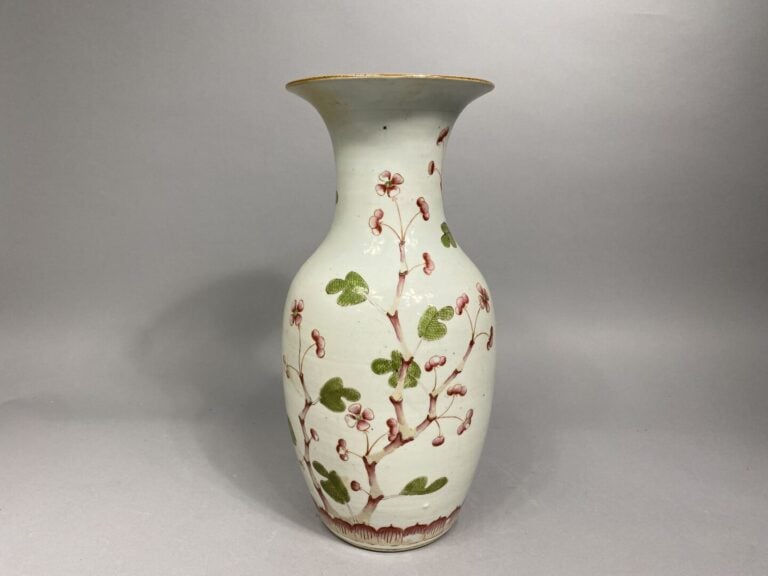 Chine - Vase balustre en porcelaine émaillée à décor de branchages, fleurs de c…