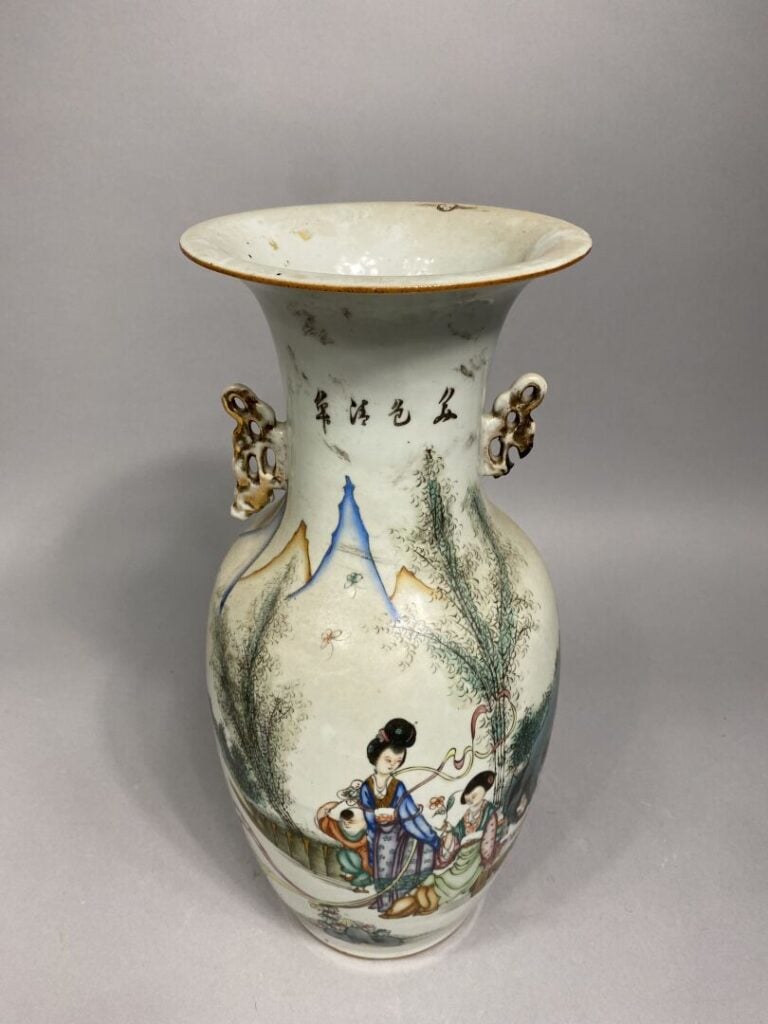 Chine - Vase balustre en porcelaine émaillée à décor de jeunes femmes et enfant…
