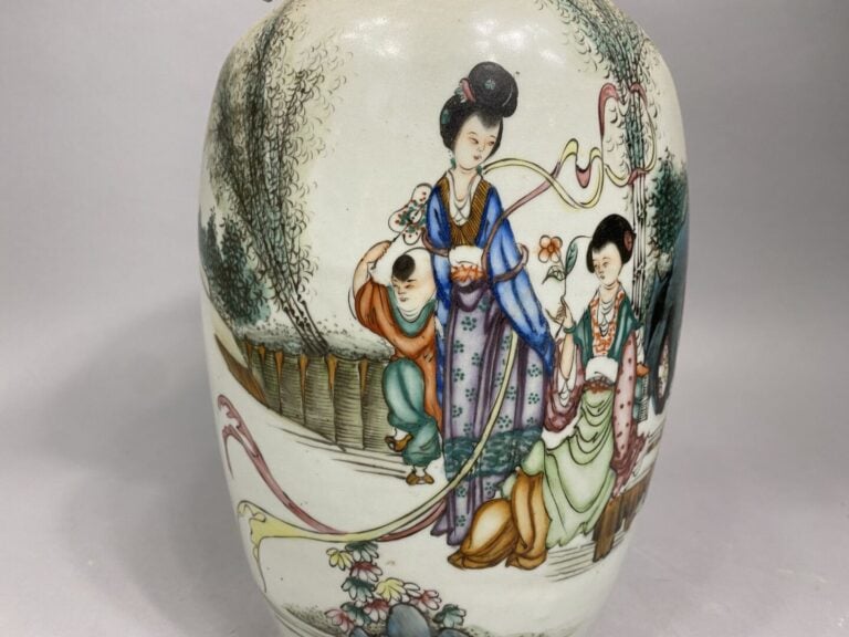 Chine - Vase balustre en porcelaine émaillée à décor de jeunes femmes et enfant…