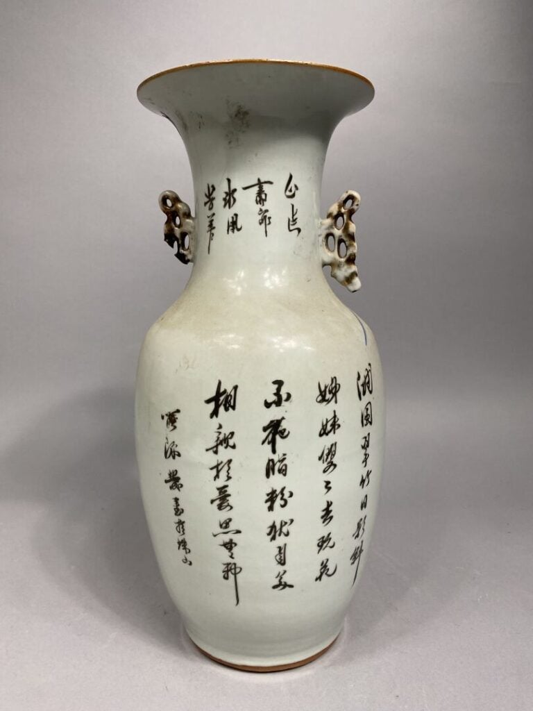Chine - Vase balustre en porcelaine émaillée à décor de jeunes femmes et enfant…