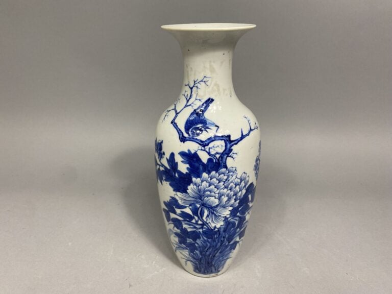 Chine - Vase balustre en porcelaine émaillée bleu blanc à décor d'oiseaux branc…