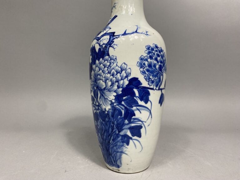 Chine - Vase balustre en porcelaine émaillée bleu blanc à décor d'oiseaux branc…