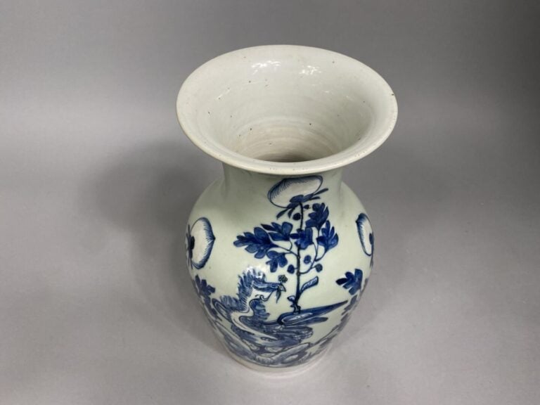 Chine - Vase balustre en porcelaine émaillée céladon à décor bleu d'un phénix s…