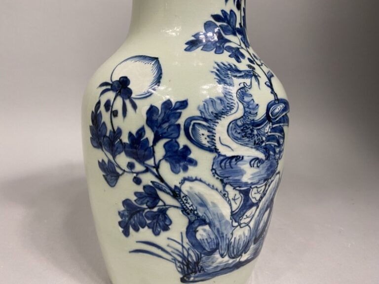 Chine - Vase balustre en porcelaine émaillée céladon à décor bleu d'un phénix s…