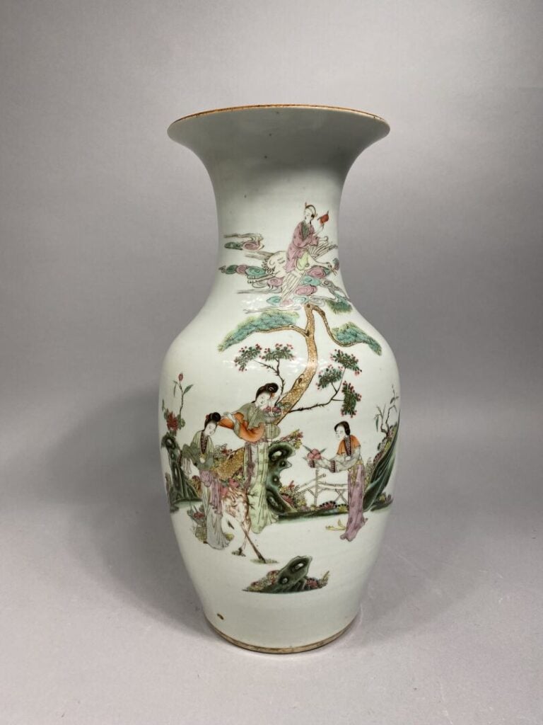 Chine - Vase balustre en porcelaine émaillée, dans le style de la famille rose,…