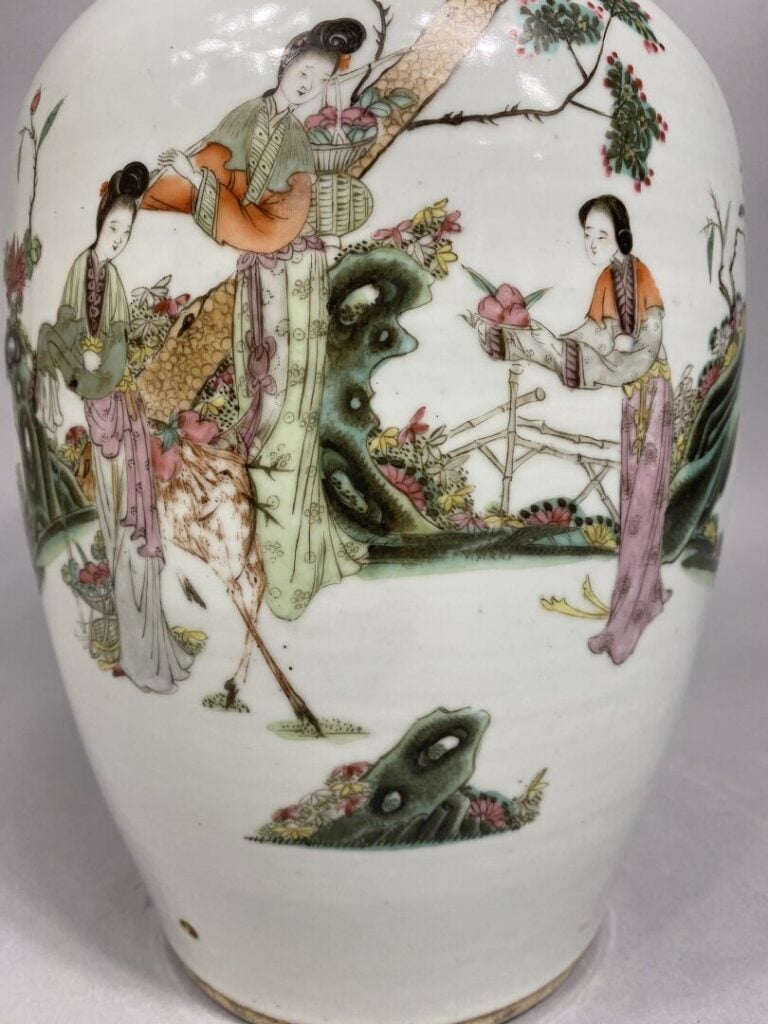 Chine - Vase balustre en porcelaine émaillée, dans le style de la famille rose,…