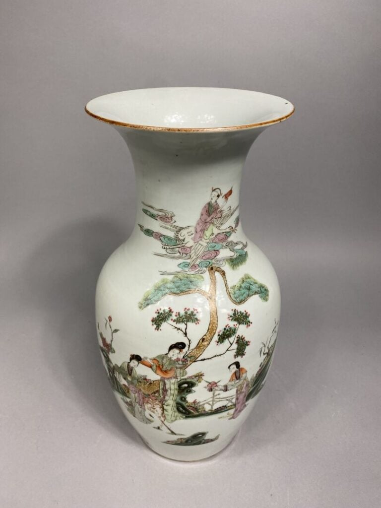 Chine - Vase balustre en porcelaine émaillée, dans le style de la famille rose,…