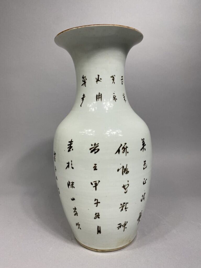 Chine - Vase balustre en porcelaine émaillée, dans le style de la famille rose,…