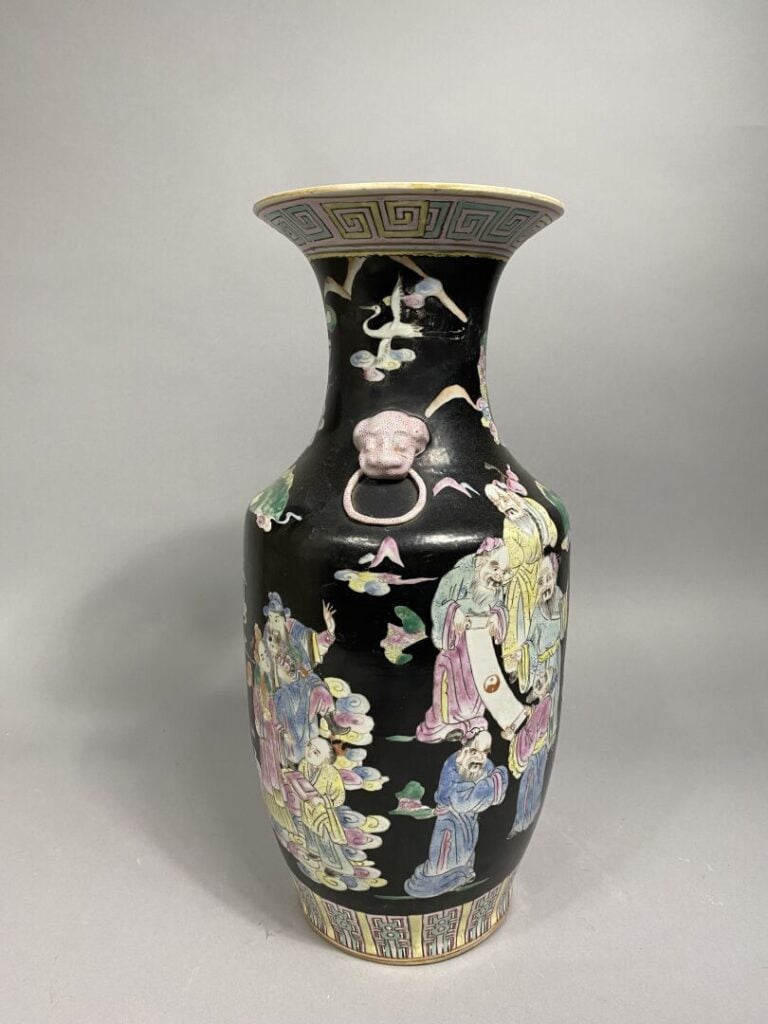 Chine - Vase balustre en porcelaine émaillée dans le style de la famille rose à…