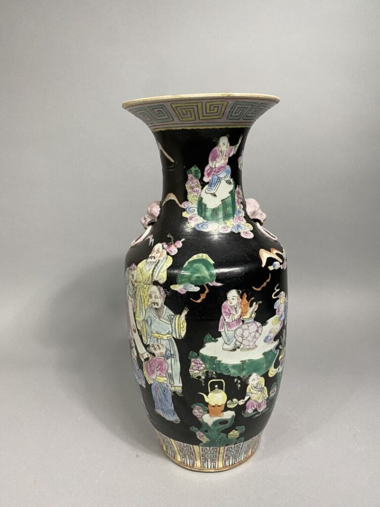 Chine - Vase balustre en porcelaine émaillée dans le style de la famille rose à…