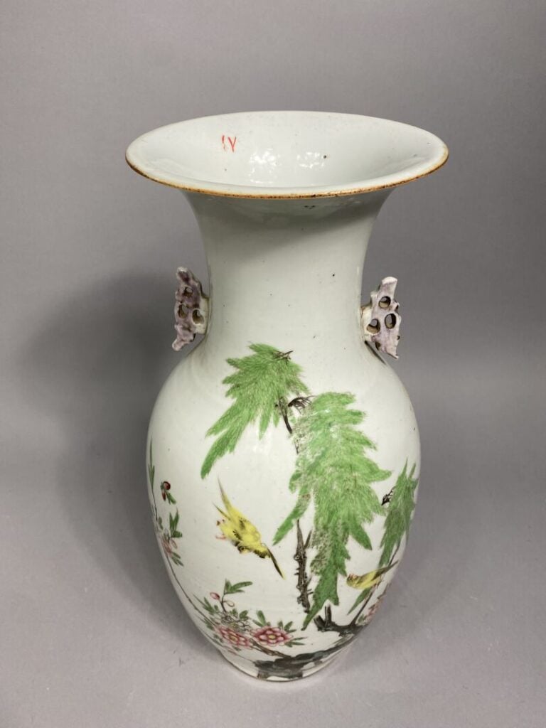 Chine - Vase balustre en porcelaine émaillée dans le style de la famille rose à…