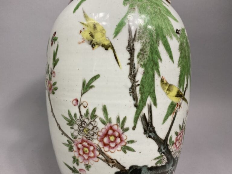 Chine - Vase balustre en porcelaine émaillée dans le style de la famille rose à…