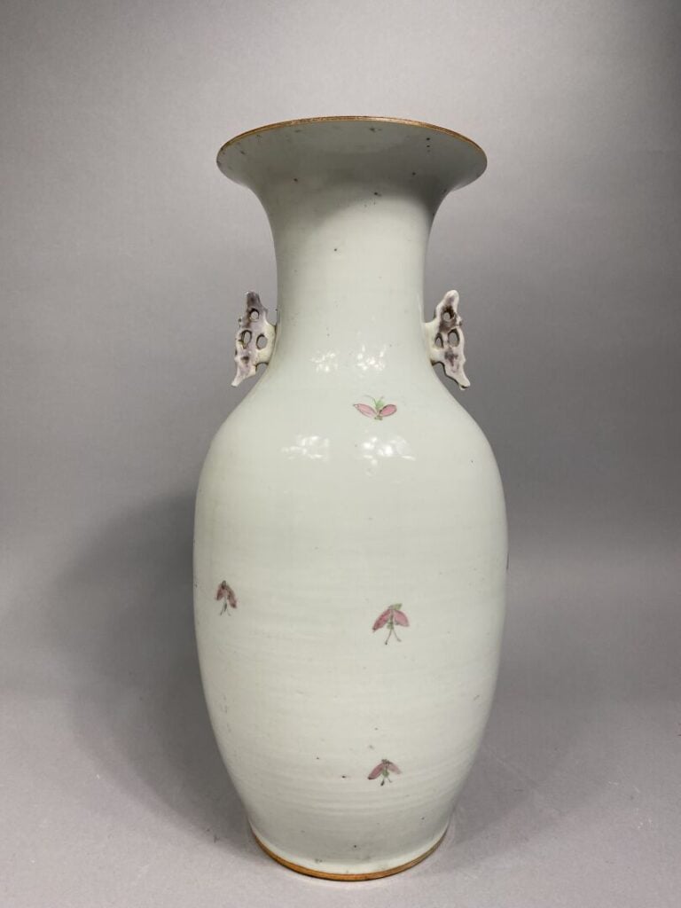 Chine - Vase balustre en porcelaine émaillée dans le style de la famille rose à…