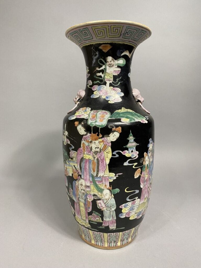 Chine - Vase balustre en porcelaine émaillée dans le style de la famille rose à…